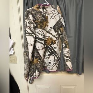 Women’s mossy oak crew neck sweat shirt.